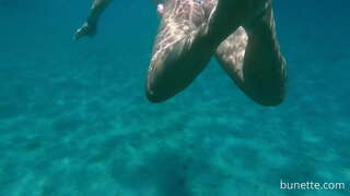 Nofio gyda fy casgen plwg yn y môr