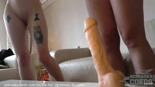 Nollning ungarna att försöka med olika dildos för att se hur stor är för stor