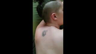 Havaskor bir qiz do&#039;sti uning eshak va mushuk ustidan va ustidan to&#039;lgan olish tomosha