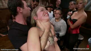 Plavuša dominantna Lorelei Lee veze vezan plavuša na koljena i štake za gužvu na javnom mjestu onda James Deen i stranac redaljke njen