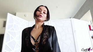 Секси Бринета Заглатывает Велики Пенис и Страсно Јебе рак, док је цумс у уста