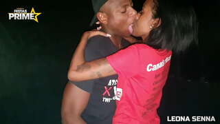 Кара егет ест тощую киску үз гигантской мачтой