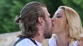 Бялявая красуня Kiss Cherry Трахацца ў анал з Трубой Вадаправодчык