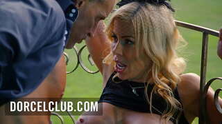 Секс-дарактар менен грудастой милфой блондинкой