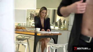 ���៉ូម៉ានីទារកស្រឡាញ់ការល្អ Assfucking ដើម្បីចាប់ផ្តើមថ្ងៃរបស់នាង