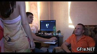 ���ુંદર ટીન ગર્લ રહે છે doggy ફેશન