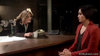 Blonde lesbiana amin&#039;ny lava-pitombenana fucks brunette lefitry ny mpiandraikitra amin&#039;ny andilany ao amin&#039;ny akoho