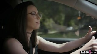 Keisijs Calvert devās uz pick up viņas lietas no viņas ex