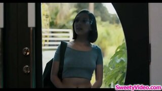 Секси масер се сече маказама са својом клиенткой лесбиянкой