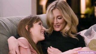 Маћеха добија своје дупе прстију и лиже падчерица