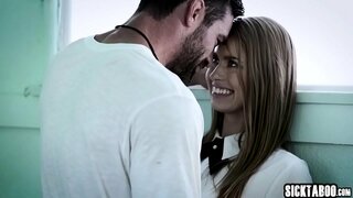 Жыныстық красотка отсосала үлкен қатты мүшесі