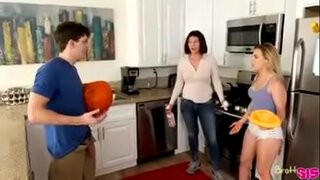 Шуња са резимеом сестром, док моја мајка ради по кући