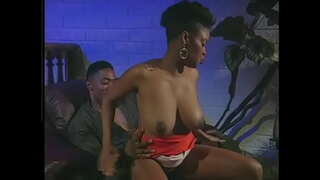 Anh chàng da đen âm hộ cô bé da nâu, và cô bồi trên chiếc ghế