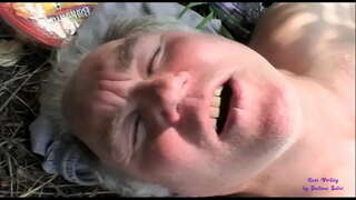 Курва види као два старца курац у природи, и придружује њим